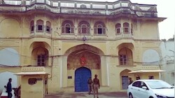 जयपुर सेंट्रल जेल में बाहर से फेंकी जर्दा-बीड़ी की खेप: सादे कपड़ों में तैनात प्रहरियों ने एक आरोपी को पकड़ा, दूसरा फरार