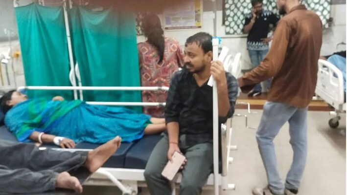 सप्तमी पर दुर्गा पूजा पंडाल में उमड़ी थी भीड़... तभी हो गई बारिश, कोलकाता में भगदड़ की ये थी वजह! हेल्पलाइन नंबर जारी