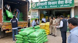 हरदोई में खाद का बड़ा खेल बेनकाब: बिल में ‘कच्चा माल’ ट्रक में मिलीं 820 बोरियां