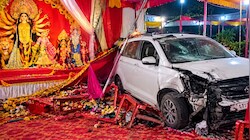 बलरामपुर में दर्दनाक हादसा: दुर्गा पंडाल में घुसी तेज रफ्तार कार ने 7 लोगों को रौंदा, तीन की मौत, 4 गंभीर घायल