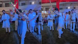 VIDEO: ज्योतिरादित्य सिंधिया का 'देसी स्वैग', सूट-बूट छोड़ डांडिया की थाप पर जमकर थिरके