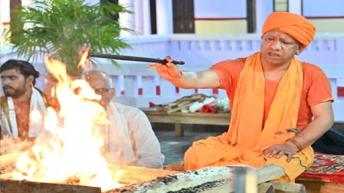 नवरात्र महापर्व: गोरक्षपीठाधीश्वर के रूप में सीएम योगी निभाएंगे परंपरा, महानिशा पूजन से विजयादशमी शोभायात्रा तक रहेंगे मौजूद