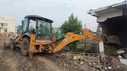 सिंहस्थ 2028 की तैयारियों के बीच एक्शन, महासिद्धि आश्रम पर चला बुलडोजर! नगर निगम की टीम मौजूद