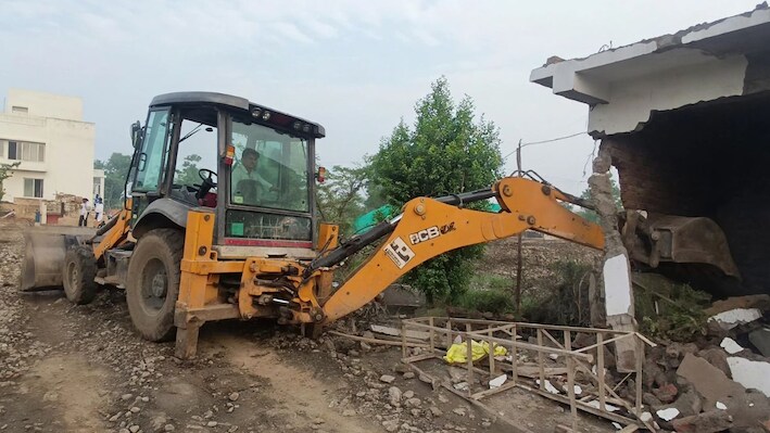 सिंहस्थ 2028 की तैयारियों के बीच एक्शन, महासिद्धि आश्रम पर चला बुलडोजर! नगर निगम की टीम मौजूद