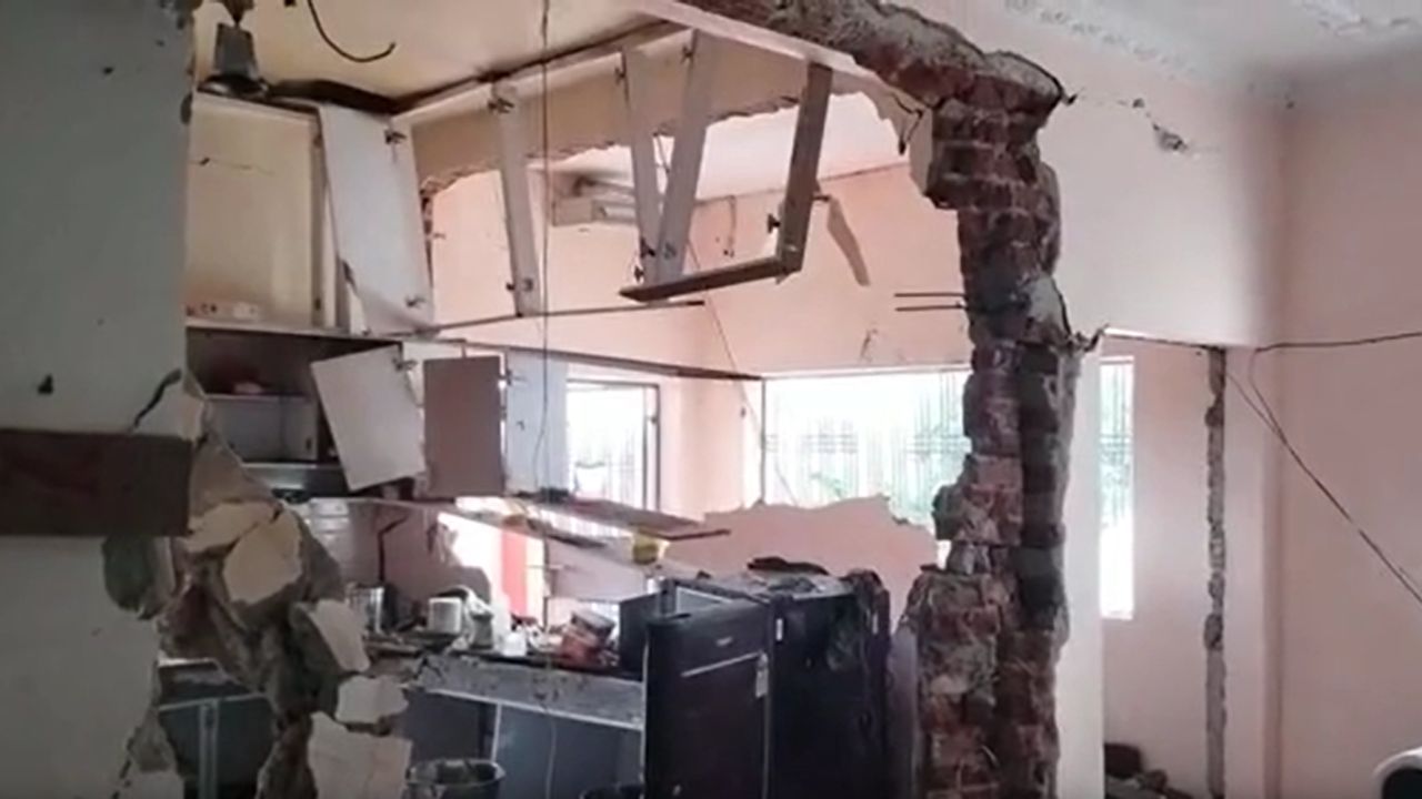 बोकारो में भीषण ब्लास्ट: धमाके से उड़ गया घर के निचले तल्ले का कोना-कोना, बाल-बाल बचे पांच लोग बोकारो में भीषण ब्लास्ट: धमाके से उड़ गया घर के निचले तल्ले का कोना-कोना, बाल-बाल बचे पांच लोग