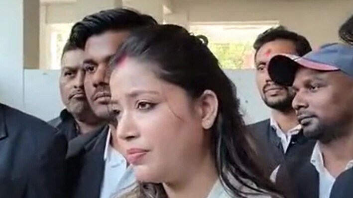 पवन सिंह नहीं पहुंचे कोर्ट, लगा 3000 का जुर्माना... पत्नी ज्योति सिंह बोलीं- 'साथ रहना चाहती हूं'