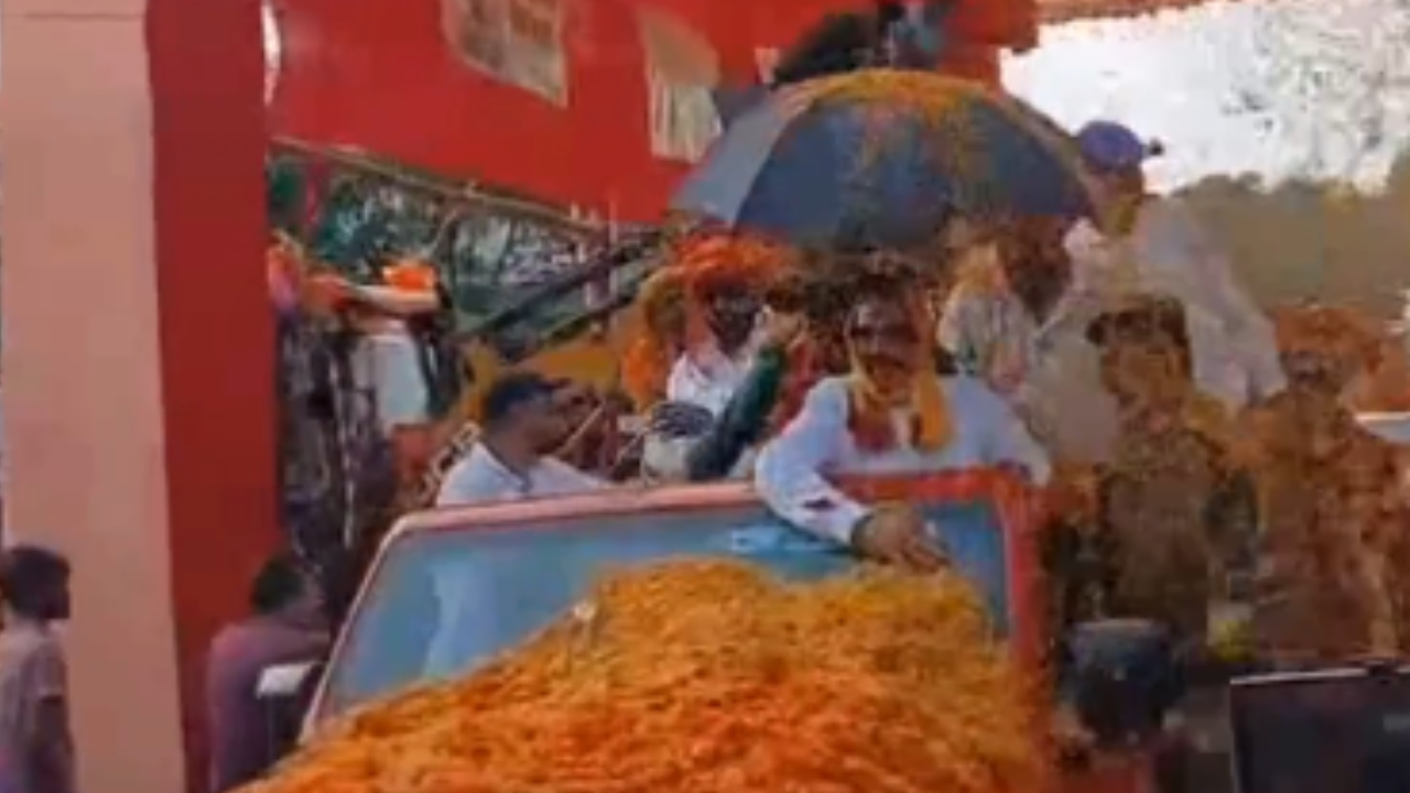 जनसुराज प्रत्याशी अनुज कुमार के समर्थन में अनंत सिंह का रोड शो, जेसीबी से बरसाए गए फूल जनसुराज प्रत्याशी अनुज कुमार के समर्थन में अनंत सिंह का रोड शो, जेसीबी से बरसाए गए फूल