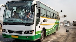 दिल्ली-श्रीनगर जा रही बस पर GT रोड पर पथराव, गाड़ी मोड़ने को लेकर हुआ विवाद और टूटे शीशे; एक यात्री घायल