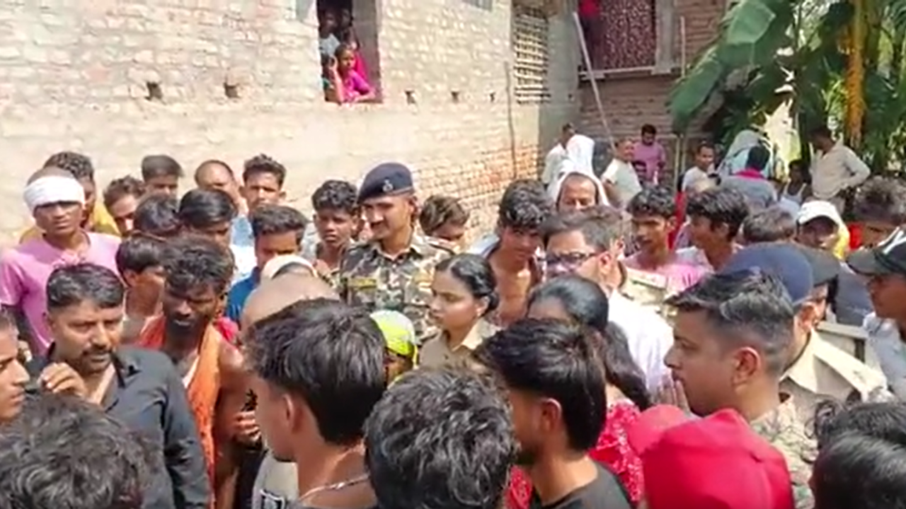 मुजफ्फरपुर में बाइक विवाद ने ले ली नवनीत की जान, आक्रोशित परिजनों ने आरोपी के घर में लगाई आग मुजफ्फरपुर में बाइक विवाद ने ले ली नवनीत की जान, आक्रोशित परिजनों ने आरोपी के घर में लगाई आग