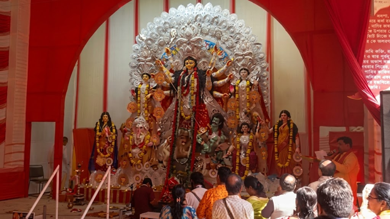 महाअष्टमी के दिन CR Park में महासप्तमी की पूजा, जानें दिल्ली के मिनी बंगाल में क्यों दिखा अलग नजारा महाअष्टमी के दिन CR Park में महासप्तमी की पूजा, जानें दिल्ली के मिनी बंगाल में क्यों दिखा अलग नजारा