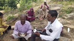 पहाड़ चढ़ो, नेटवर्क खोजो, फिर अंगूठा लगाओ… छत्तीसगढ़ में फ्री राशन के लिए जद्दोजहद, बुजुर्गों की दर्दभरी कहानी