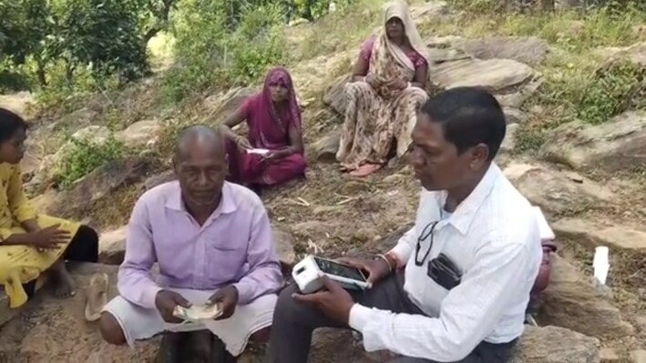 पहाड़ चढ़ो, नेटवर्क खोजो, फिर अंगूठा लगाओ… छत्तीसगढ़ में फ्री राशन के लिए जद्दोजहद, बुजुर्गों की दर्दभरी कहानी