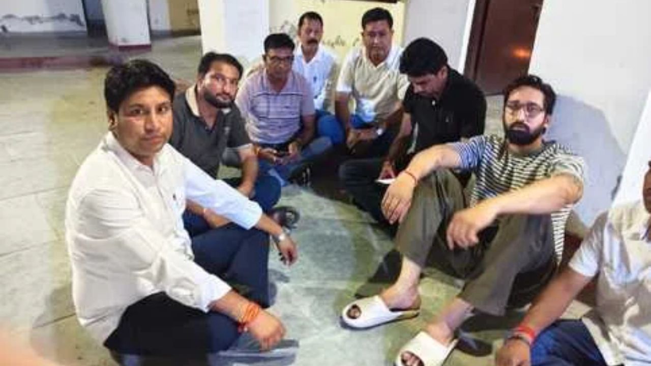 जालोर में मदन राठौड़ के काफिले के सामने नारेबाजी: कलेक्ट्रेट के बाहर कांग्रेस नेताओं ने काले झंडे दिखाकर जताया विरोध जालोर में मदन राठौड़ के काफिले के सामने नारेबाजी: कलेक्ट्रेट के बाहर कांग्रेस नेताओं ने काले झंडे दिखाकर जताया विरोध
