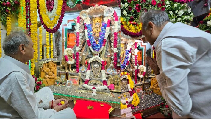 तनोट माता के दरबार में पहुंचे पूर्व CM अशोक गहलोत, बोले- प्रदेशवासियों का प्रेम और आशीर्वाद मेरे साथ