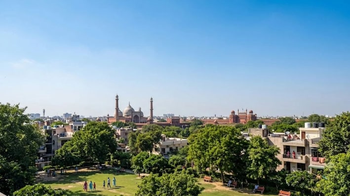दिल्ली में गुलाबी ठंड के बीच फिर चढ़ेगा पारा, सुबह-शाम लगेगी ठंड, अगले 5 दिन कैसा रहेगा मौसम?