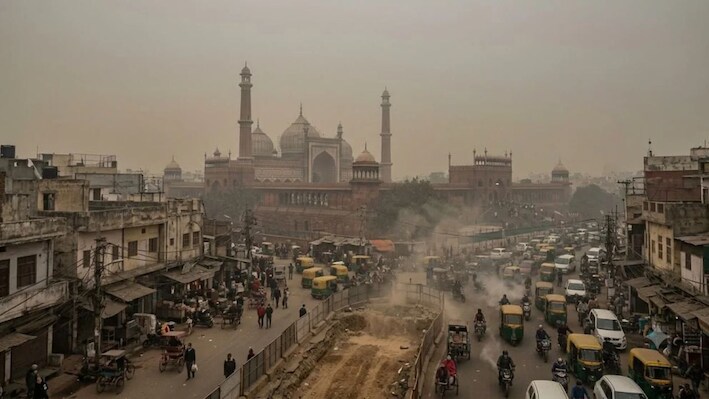 दिल्ली की हवा में घुला जहर! 3 दिन में 100 अंक बढ़ा AQI, ITO में 430 के पार