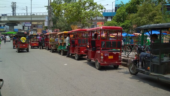 दिल्ली में ई-रिक्शा पर सख्ती! 5 गाड़ियों की लिमिट, 4 सवारी और 40 किलो सामान की लिमिट तय