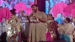 'मेरा बाबू है...', पवन सिंह ने मंच से सबके सामने अक्षरा सिंह से मांगी माफी
