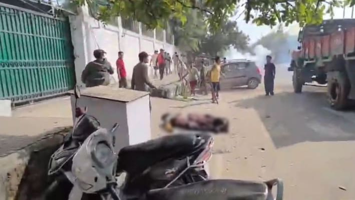 मणिपुर में 4 मौतों से भड़का गुस्सा: CM आवास के बाहर शव रखकर प्रदर्शन; पुलिस ने छोड़े आंसू गैस के गोले