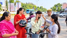 झुंझुनूं महिलाओं की नवरात्र में अनोखी पहल: डांडिया छोड़ सड़कों पर उतरी, बिना हेलमेट वालों को रोककर राखी बांधकर दिया हेलमेट