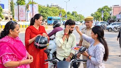 झुंझुनूं महिलाओं की नवरात्र में अनोखी पहल: डांडिया छोड़ सड़कों पर उतरी, बिना हेलमेट वालों को रोककर राखी बांधकर दिया हेलमेट