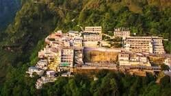 मां वैष्णो देवी यात्रा: शारदीय नवरात्रि में उमड़ा श्रद्धालुओं का जनसैलाब, अब तक 4 लाख से अधिक भक्तों ने किए दिव्य दर्शन