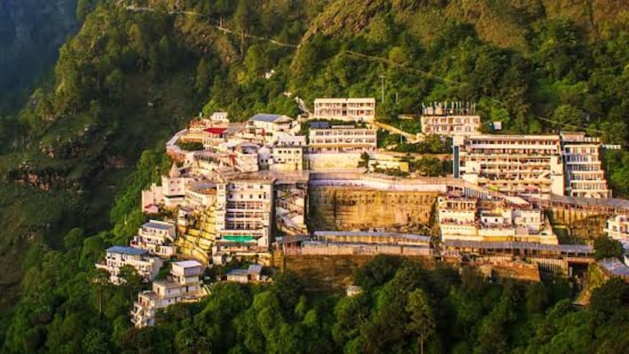 मां वैष्णो देवी यात्रा: शारदीय नवरात्रि में उमड़ा श्रद्धालुओं का जनसैलाब, अब तक 4 लाख से अधिक भक्तों ने किए दिव्य दर्शन