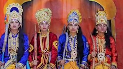 राम, सीता, लक्ष्मण और दशरथ... मंडला में पहली बार 25 महिलाओं ने निभाए किरदार, जानें 64 साल पुरानी परंपरा