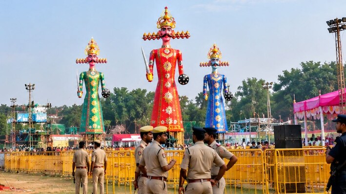 हरियाणा में दशहरे की धूम: बराड़ा में 10 लाख की लागत से बना 120 फीट का रावण, भिवानी में सुरक्षा के कड़े इंतजाम