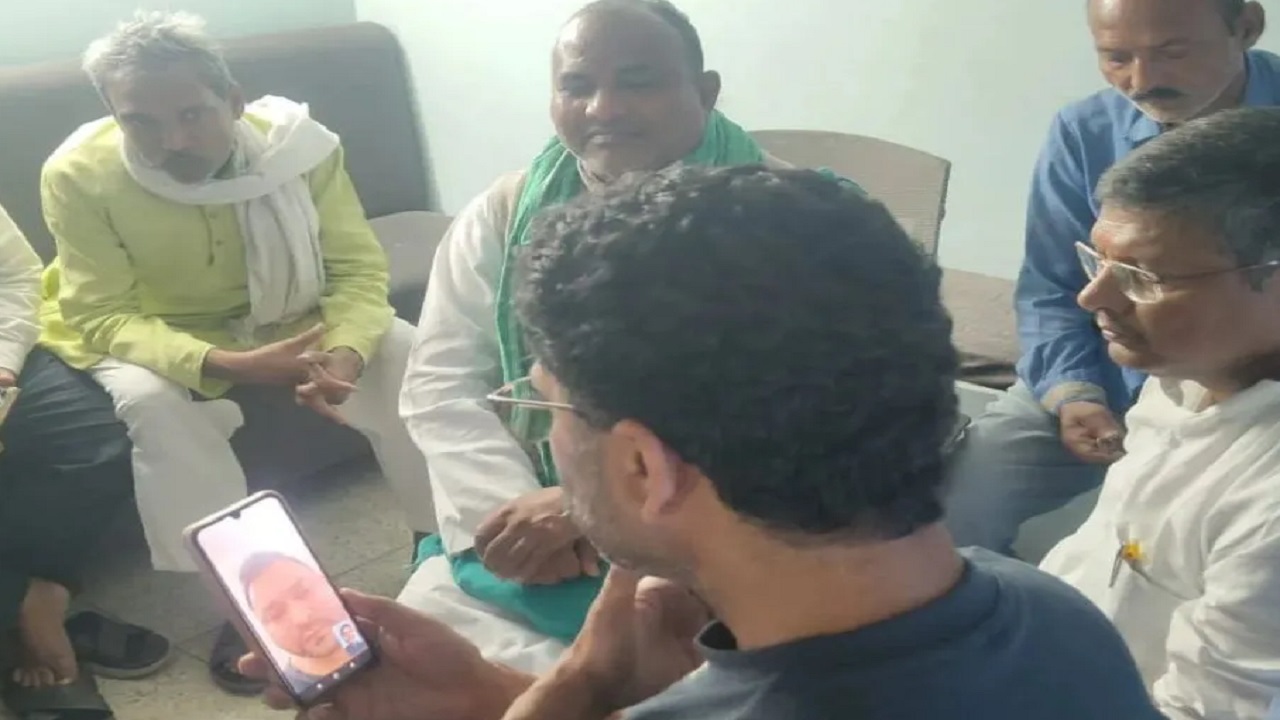 'दोषियों को जल्द सजा दिलाई जाएगी', मारे गए सेवानिवृत्त कस्टम अधिकारी के परिवार से तेजस्वी यादव ने की बात 'दोषियों को जल्द सजा दिलाई जाएगी', मारे गए सेवानिवृत्त कस्टम अधिकारी के परिवार से तेजस्वी यादव ने की बात