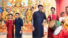 कोलकाता दुर्गा पूजा में शामिल हुए राजकुमार राव, सौरव गांगुली संग मिलाकर बजाया ढोल; VIDEO देख गदगद हुए फैंस
