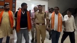 छात्राओं को मैसेज, धर्म बदलने के लिए उकसाने का आरोप... सिम्बायोसिस के प्रोफेसर पर गिरी गाज, अब पैनल करेगा जांच