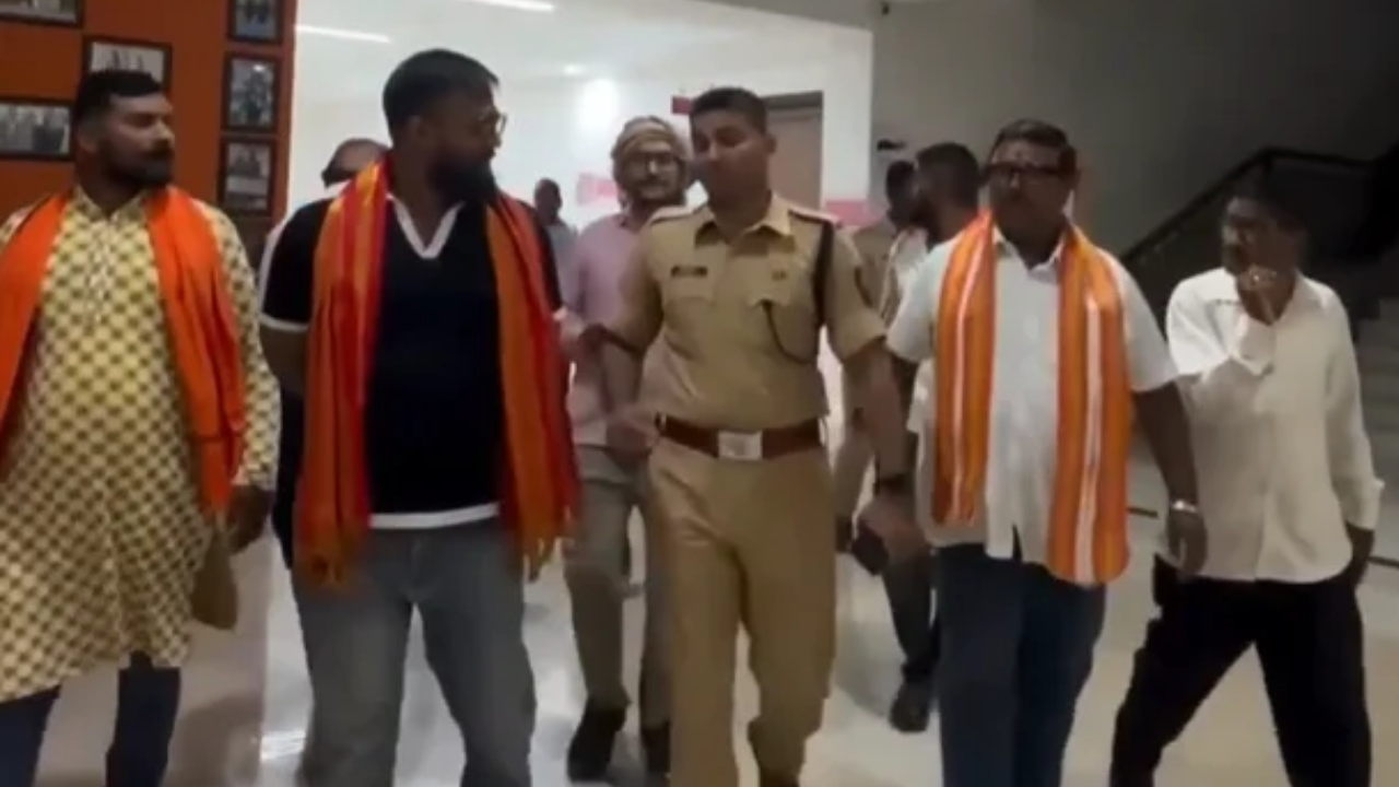 छात्राओं को मैसेज, धर्म बदलने के लिए उकसाने का आरोप... सिम्बायोसिस के प्रोफेसर पर गिरी गाज, अब पैनल करेगा जांच छात्राओं को मैसेज, धर्म बदलने के लिए उकसाने का आरोप... सिम्बायोसिस के प्रोफेसर पर गिरी गाज, अब पैनल करेगा जांच