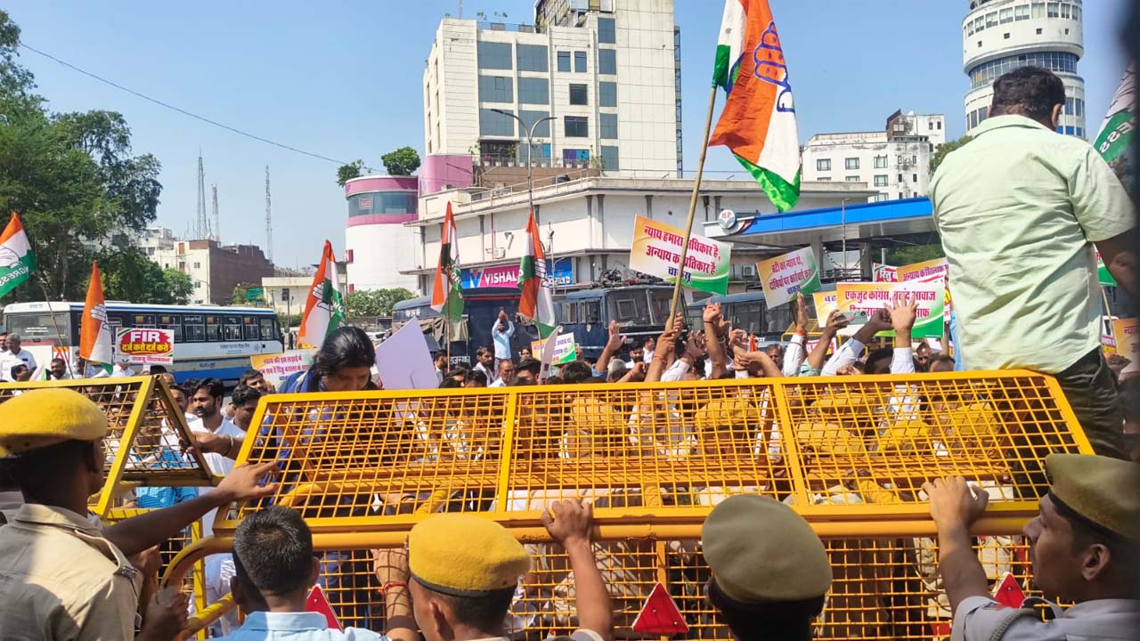 जयपुर कमिश्नरेट के दोनों गेटों पर महा-घमासान ! सैकड़ों कांग्रेसी सड़कों पर उतरे जयपुर कमिश्नरेट के दोनों गेटों पर महा-घमासान ! सैकड़ों कांग्रेसी सड़कों पर उतरे