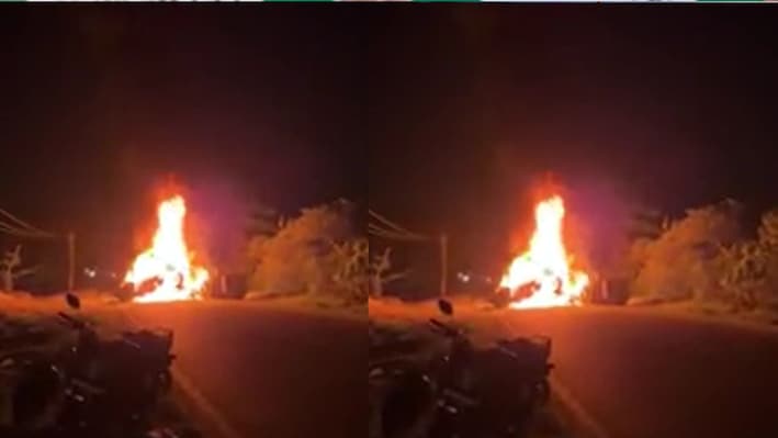 गिरिडीह में बेकाबू ब्रेजा ने कई वाहनों को रौंदा, 1 बच्चे की मौत, 9 घायल, गुस्साए ग्रामीणों ने गाड़ी में लगा दी आग