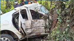 यूपी के कुशीनगर में दिल दहला देने वाला हादसा, पेड़ से टकराकर कार के उड़े परखच्चे, 5 की दर्दनाक मौत