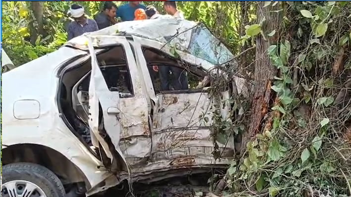 यूपी के कुशीनगर में दिल दहला देने वाला हादसा, पेड़ से टकराकर कार के उड़े परखच्चे, 5 की दर्दनाक मौत