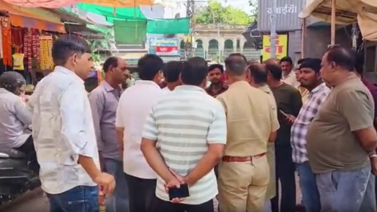 झुंझुनूं में कबूतरखाना बस स्टैंड पर दो पक्षों में खूनी संघर्ष: 4 लोग घायल, वारदात CCTV में कैद झुंझुनूं में कबूतरखाना बस स्टैंड पर दो पक्षों में खूनी संघर्ष: 4 लोग घायल, वारदात CCTV में कैद