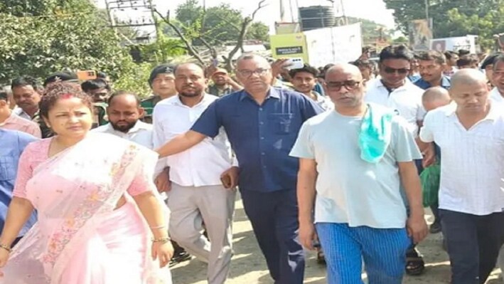 लोअर-टीशर्ट, कंधे पर गमछा और पैरों में स्लीपर...विधायक पत्नी संग चाय की टपरी पर चुस्कियां लेते दिखे सीएम हेमंत सोरेन