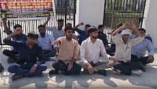 पशु चिकित्सा डिप्लोमा करने के बाद भी नौकरी का संकट: कॉलेजों की मान्यता पर विवाद, धरने पर बैठे विद्यार्थी