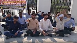पशु चिकित्सा डिप्लोमा करने के बाद भी नौकरी का संकट: कॉलेजों की मान्यता पर विवाद, धरने पर बैठे विद्यार्थी
