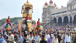 80 किलो सोना और 750 किलो का हौदा लेकर जब निकला 54 साल का 'प्रशांत', मैसूर के शाही दशहरे को देखने उमड़ा जनसैलाब
