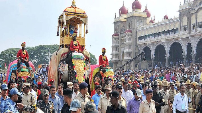 80 किलो सोना और 750 किलो का हौदा लेकर जब निकला 54 साल का 'प्रशांत', मैसूर के शाही दशहरे को देखने उमड़ा जनसैलाब