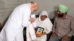 '30 साल में कभी इतना दर्द नहीं देखा', पंजाब में विक्रमजीत सिंह की मां के पैर छूकर बोले अमित शाह