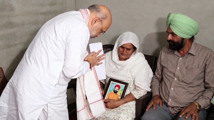 '30 साल में कभी इतना दर्द नहीं देखा', पंजाब में विक्रमजीत सिंह की मां के पैर छूकर बोले अमित शाह