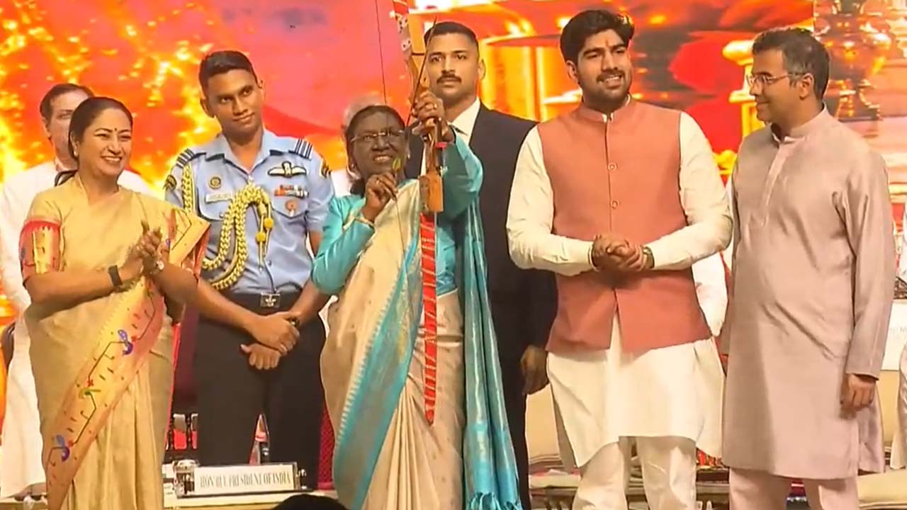 राष्ट्रपति, उपराष्ट्रपति और पीएम मोदी ने संभाली कमान, तीरों की बौछार से किया बुराई का अंत; देशभर में धू-धू कर जला रावण राष्ट्रपति, उपराष्ट्रपति और पीएम मोदी ने संभाली कमान, तीरों की बौछार से किया बुराई का अंत; देशभर में धू-धू कर जला रावण