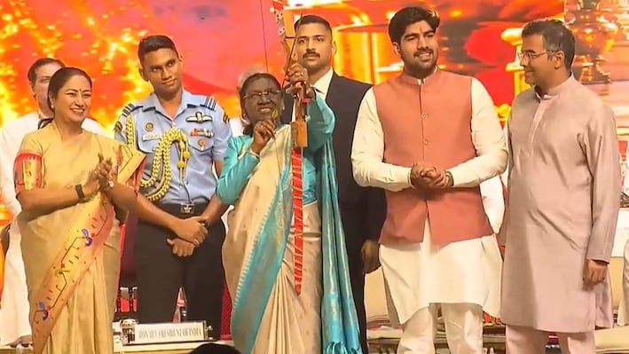 राष्ट्रपति, उपराष्ट्रपति और पीएम मोदी ने संभाली कमान, तीरों की बौछार से किया बुराई का अंत; देशभर में धू-धू कर जला रावण