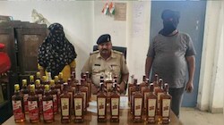 हाजीपुर जंक्शन पर 'रक्षक ही बने भक्षक', 27 लीटर विदेशी शराब छिपाने के आरोप में GRP का हवलदार और महिला होमगार्ड गिरफ्तार