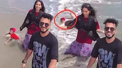 Video: समंदर किनारे वीडियो बनाने में बिजी था कपल, पानी में डूबने लगी बच्ची; अजनबी ने आकर बचाया