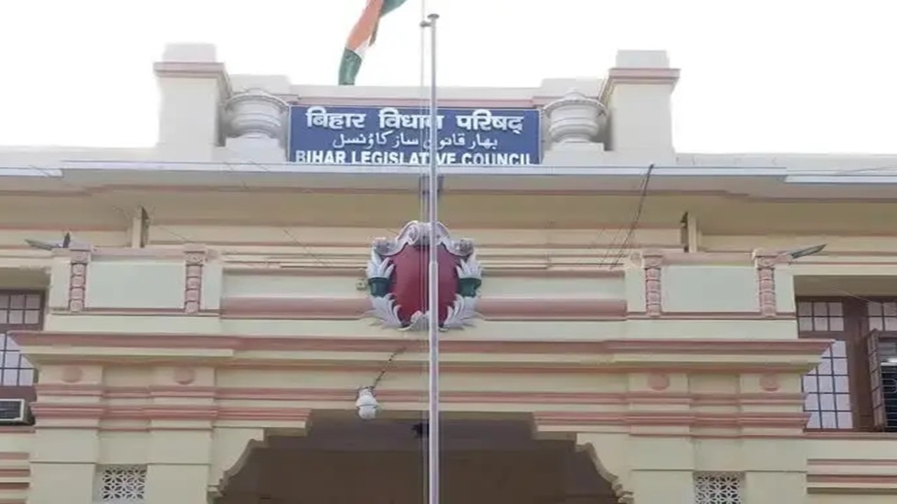 बिहार विधान परिषद चुनाव 2026: 4 स्नातक और 4 शिक्षक निर्वाचन क्षेत्रों में चुनाव प्रचार का आज आखिरी दिन, सभी के अपने-अपने दावे बिहार विधान परिषद चुनाव 2026: 4 स्नातक और 4 शिक्षक निर्वाचन क्षेत्रों में चुनाव प्रचार का आज आखिरी दिन, सभी के अपने-अपने दावे